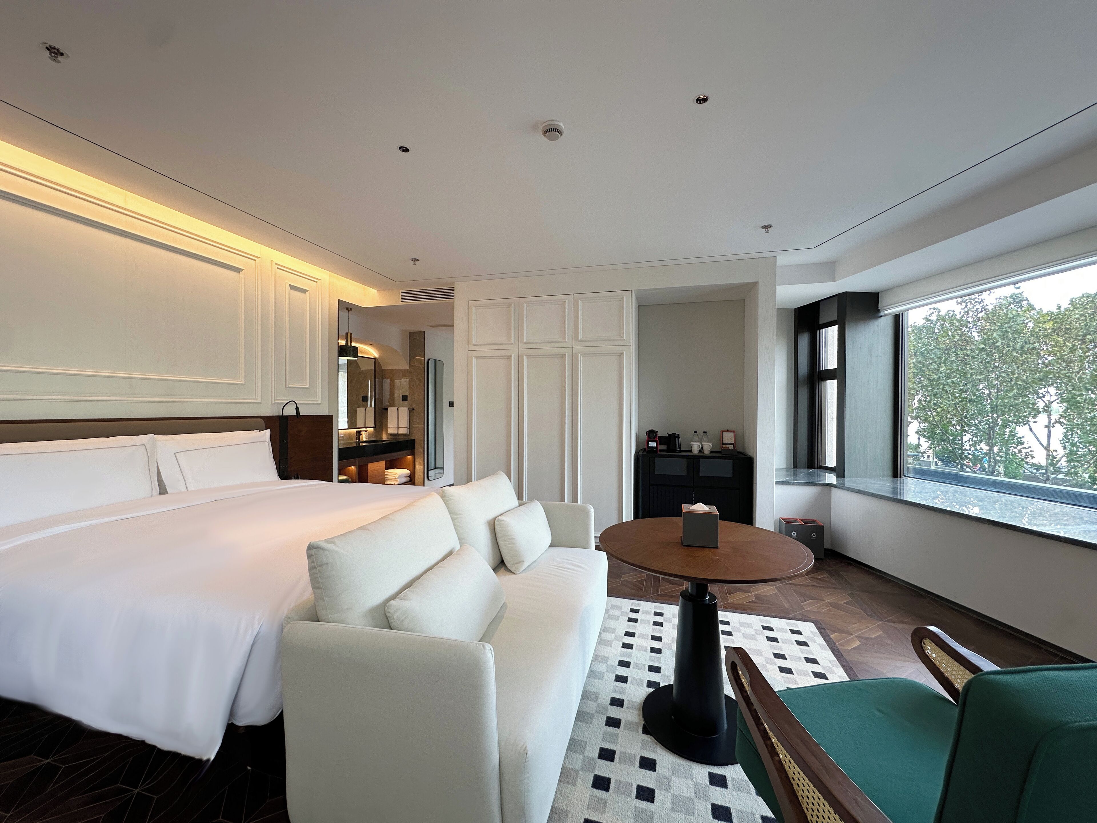 Deluxe Studio Suite | Free minibar, in-room safe, blackout drapes, free WiFi