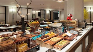 Ein reichhaltiges Buffet mit verschiedenen Speisen und einem dekorativen Baum.