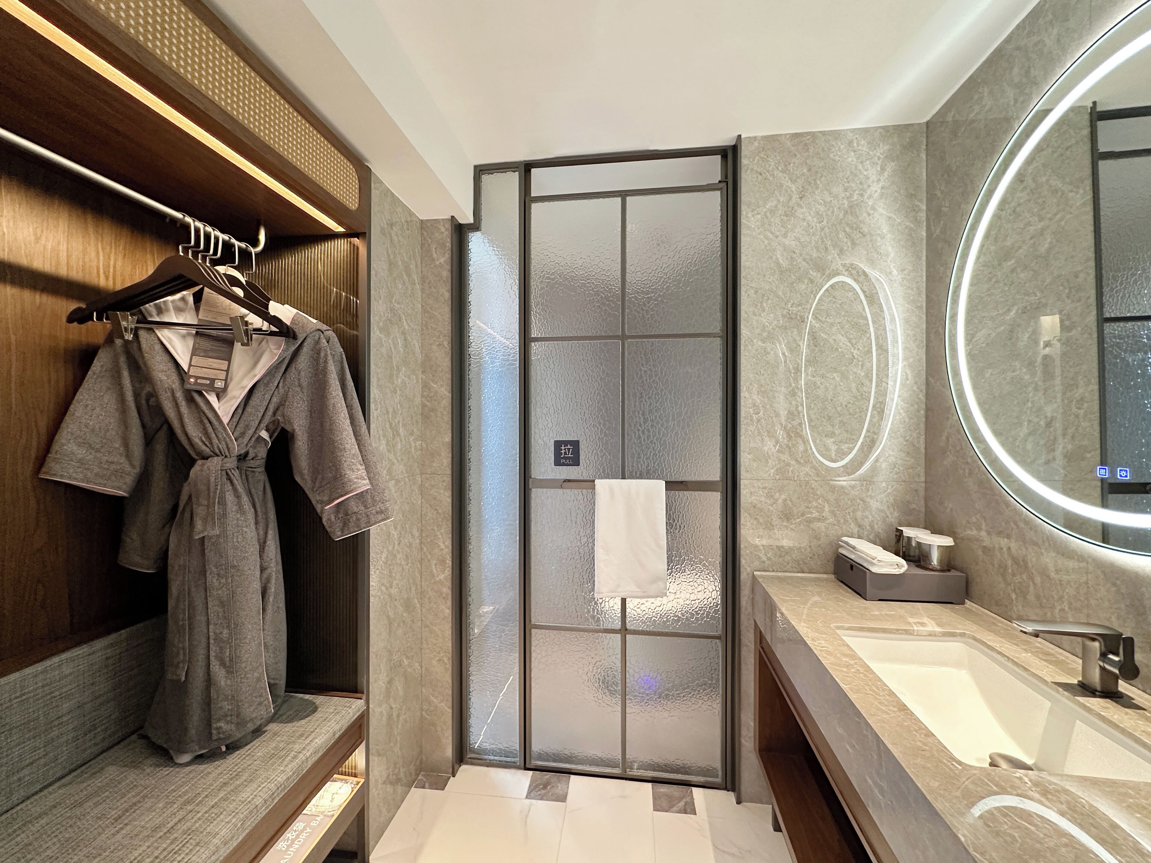 Quarto conforto | Banheiro | Produtos de toalete grátis, secador de cabelo, chinelos 
