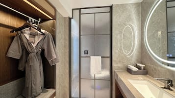 Quarto conforto | Banheiro | Produtos de toalete grátis, secador de cabelo, chinelos