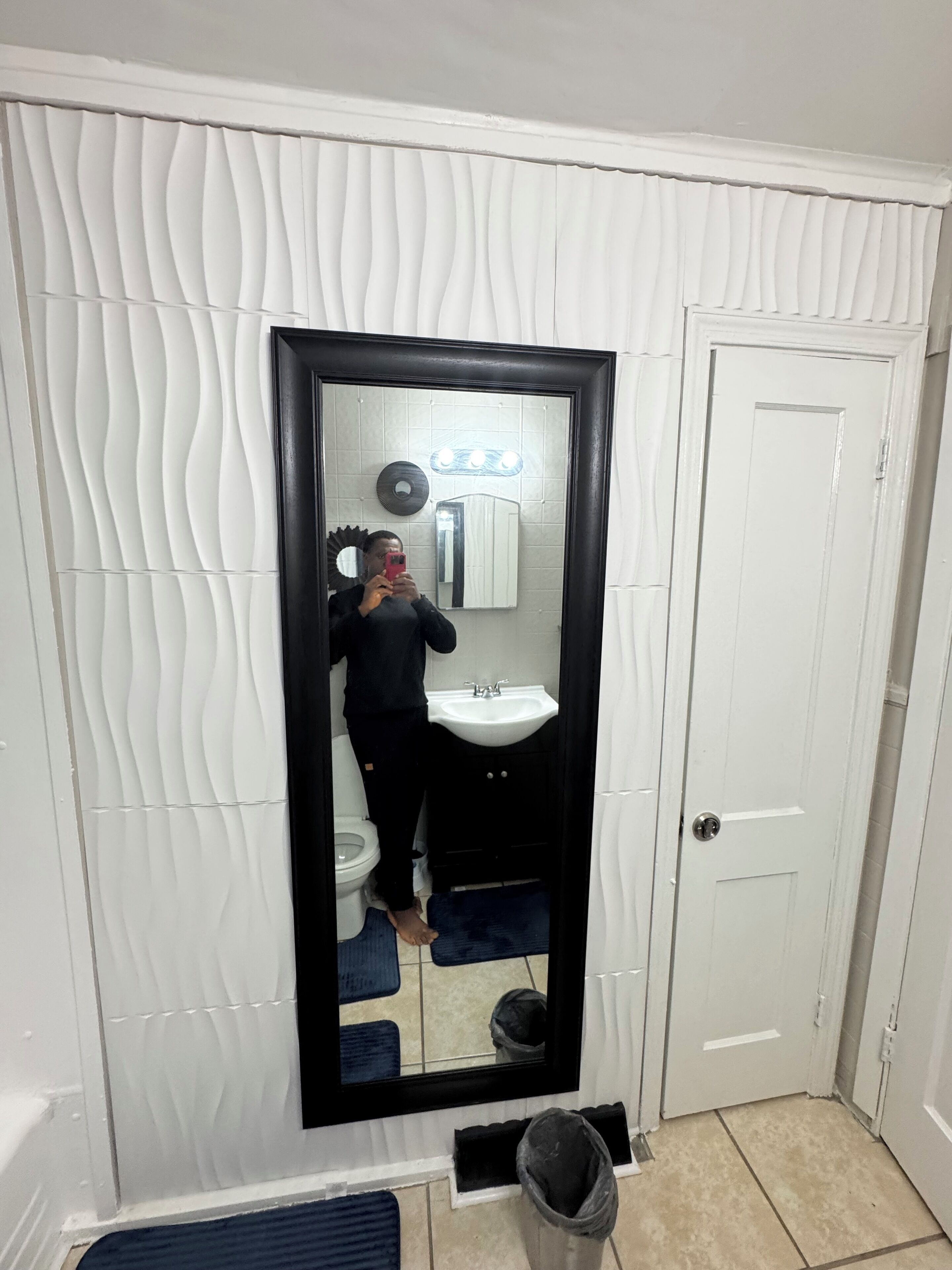 Een haardroger, handdoeken, zeep, toiletpapier