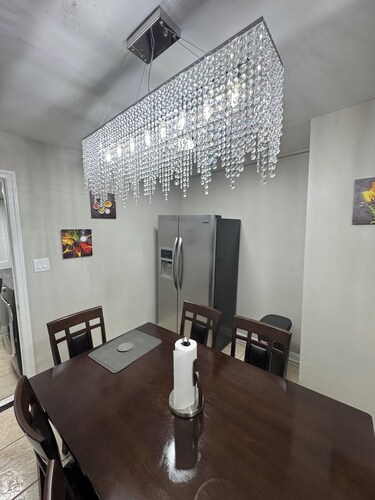 Modern 2BR Retreat 85” TV Ultra-Comfy king Beds