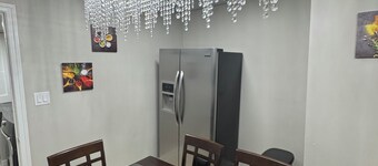 Modern 2BR Retreat 85” TV Ultra-Comfy king Beds