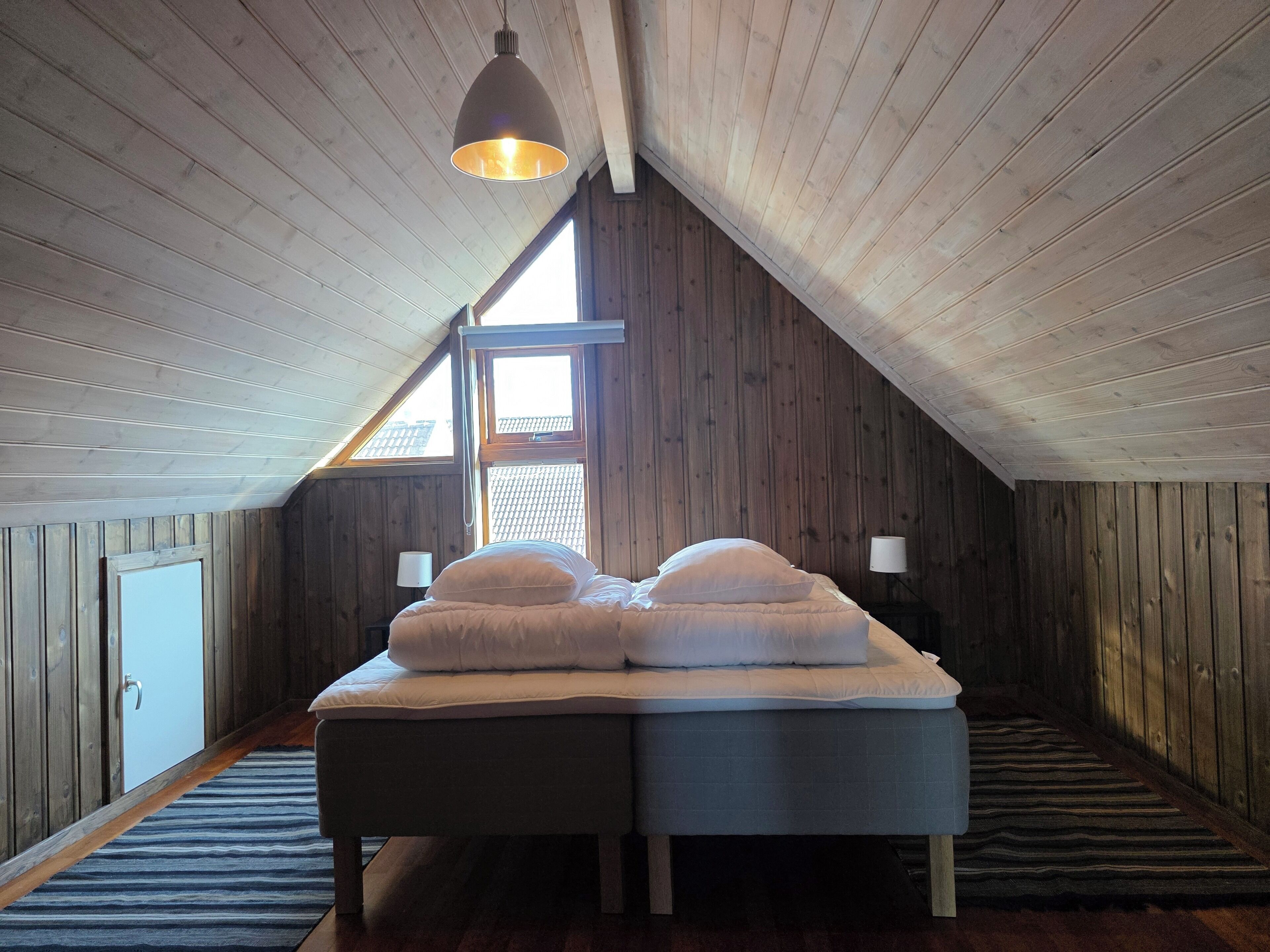 9 bedrooms, iron/ironing board, internet, bed sheets