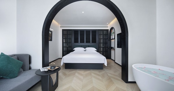 Deluxe Double Room, River View | Bathroom | Slippers