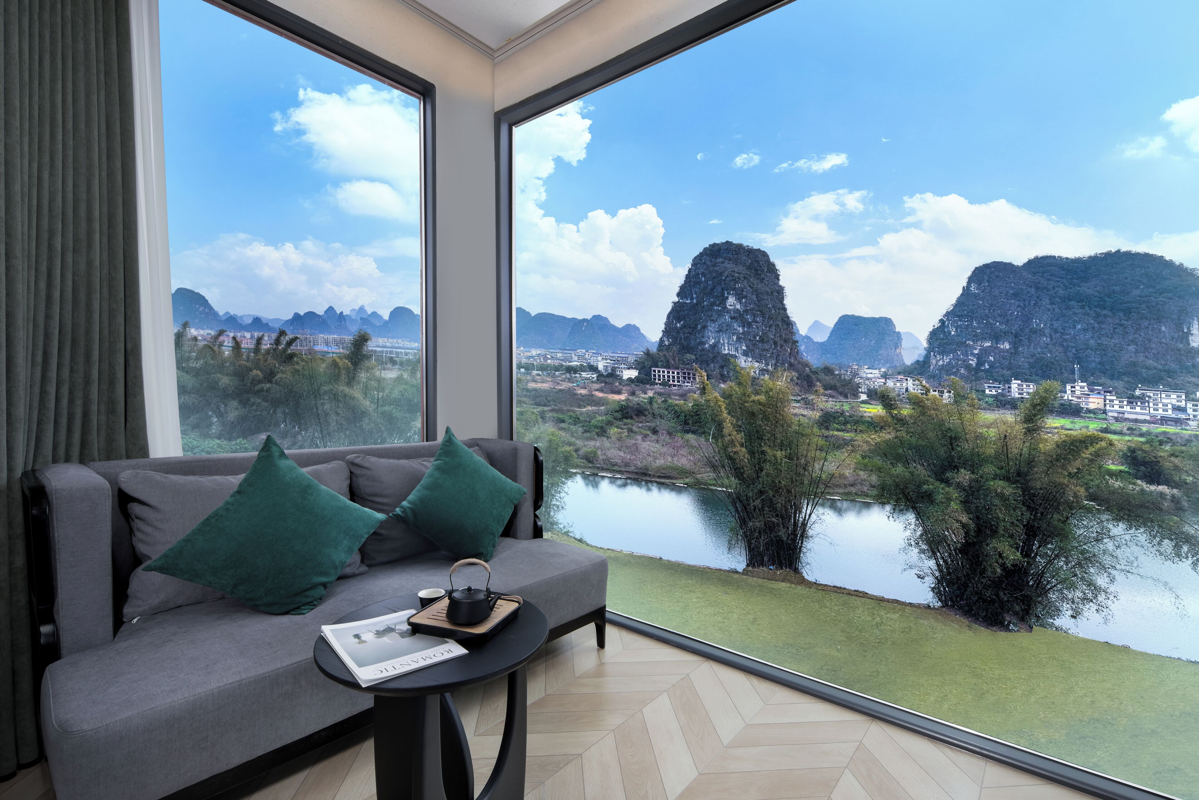 ستائر تعتيم ومكواة/لوح كي وواي فاي مجانًا