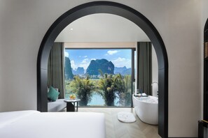 Quarto casal luxo, vista para o rio | Cortinas blackout, ferros/tábuas de passar roupa, Wi-Fi de cortesia