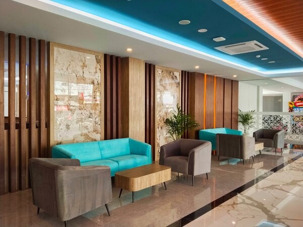 Front One Luxe Hotel Solo - Surakarta