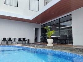 Una piscina al aire libre