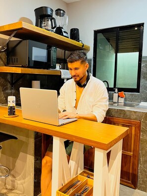 Geladeira, micro-ondas, cooktop, talheres/pratos/utensílios de cozinha