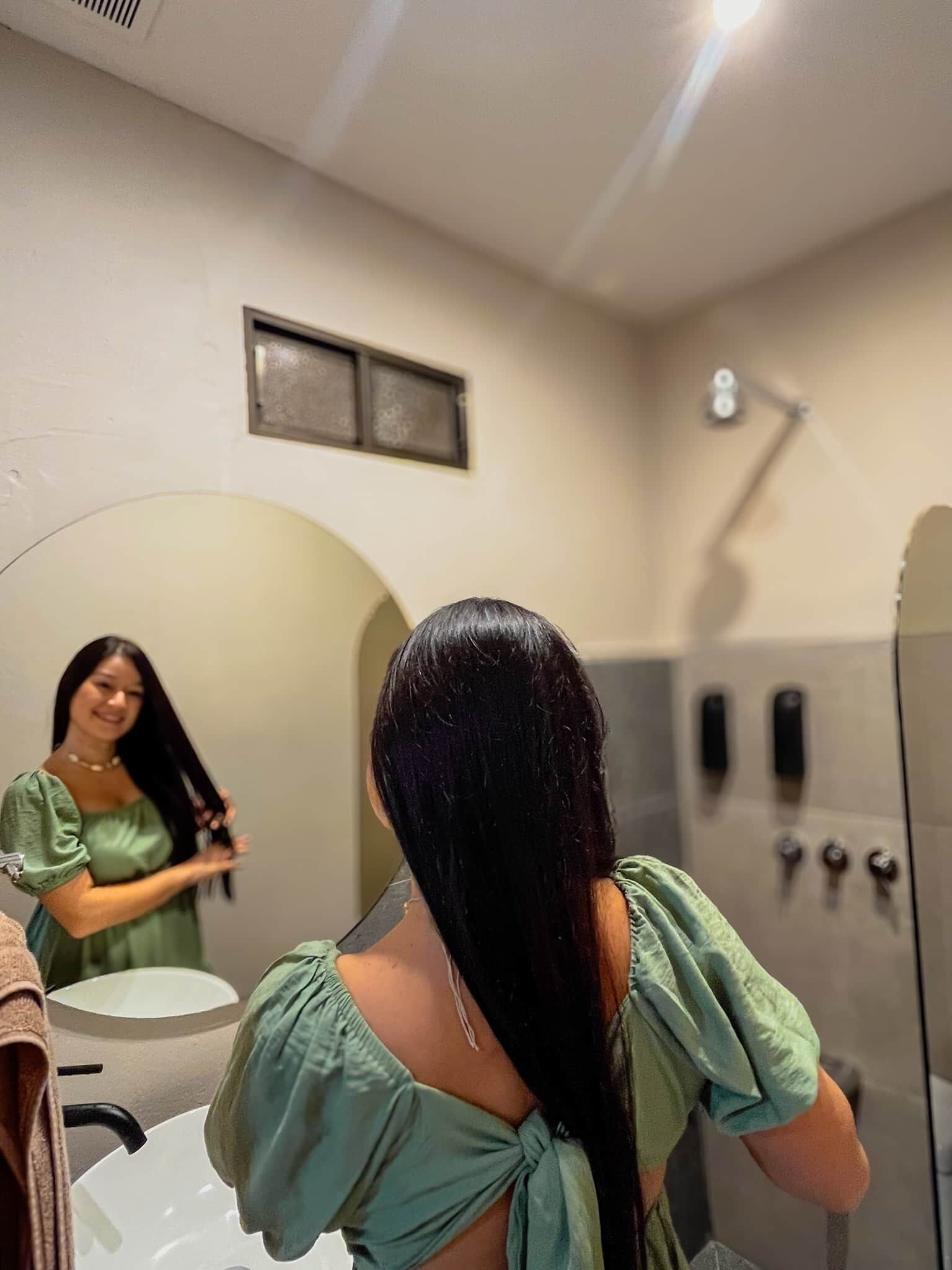 Suihku, hiustenkuivaaja, pyyhkeet, vessapaperi