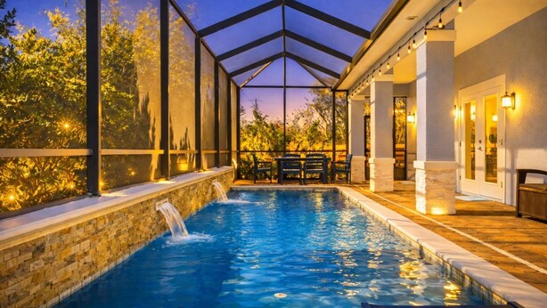 Uma área de piscina com teto de vidro, paredes de pedra e mobiliário para áreas externas.
