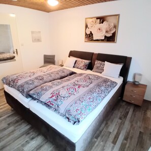 2 bedrooms, iron/ironing board, WiFi, bed sheets - Apartment 'Haus Michel, 90 Qm' with Balcony and Wi-Fi (Uhldingen-Mühlhofen)