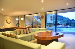 Front of property - Emerald hill 12 BR karaoke heated pool (Cimenyan)