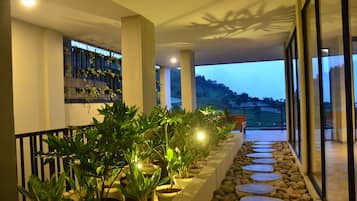 Villa de lujo, vista a la colina | Terraza o patio