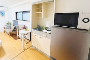 Deluxe Twin Room, Non Smoking, Private Bathroom | Private kitchen