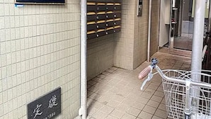 Eine U-Bahn-Station mit Fliesenwänden, einem Schild mit der Aufschrift 'Exit' und einem Fahrrad in der Nähe des Eingangs.