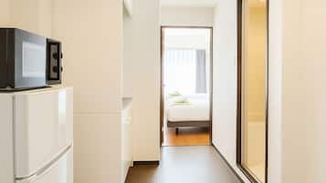 Standard Twin Room, Non Smoking, Private Bathroom | Private kitchen | Fridge, microwave, stovetop, cookware/dishes/utensils