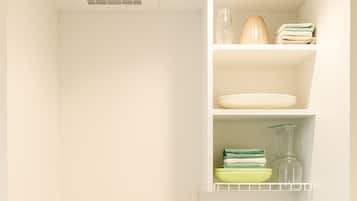 Deluxe Double Room, Non Smoking, Kitchen | Private kitchen | Fridge, microwave, stovetop, cookware/dishes/utensils