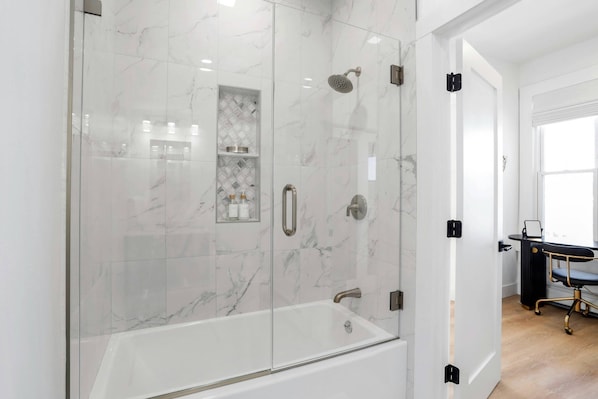 Douche, sèche-cheveux, shampoing