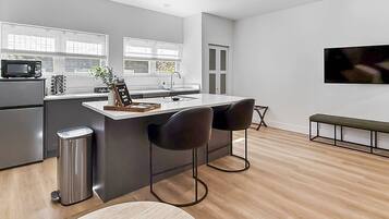 Een koelkast, een magnetron, een oven, een kookplaat