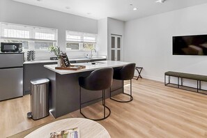 Een koelkast, een magnetron, een oven, een kookplaat