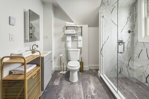 Een douche, een haardroger, handdoeken, shampoo