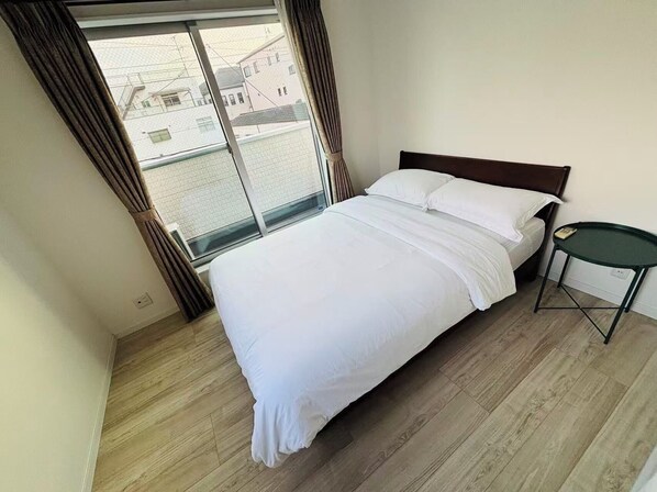 3 bedrooms, WiFi, bed sheets - Walking distance from Kyocera Dome! Good access to Umeda, USJ, Namba, Shinsaibashi. 6 people + free parking. Bathroom TV, dishwasher, washing machine, dryer, bidet, air conditioner, TV, tableware, etc! (Taishō-ku)