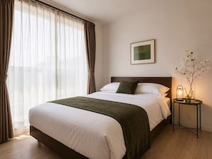 Une chambre dâhĂŽtel avec un lit, des rideaux, un tableau encadrĂ©, une table de chevet avec une lampe et un vase avec des fleurs.