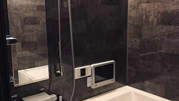 SĂšche-cheveux, bidet, serviettes fournies, savon
