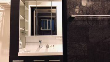 Haartrockner, Bidet, Handtücher, Seife