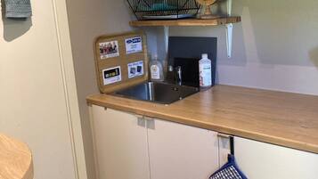 Refrigerador, microondas, placa de cocina, tetera/pava eléctrica