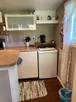 Fridge, microwave, stovetop, electric kettle - Cosy Guest House in Knaggelid (Svängsta)