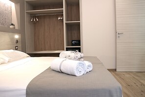 Een kluis op de kamer, een strijkplank/strijkijzer, reisbedje