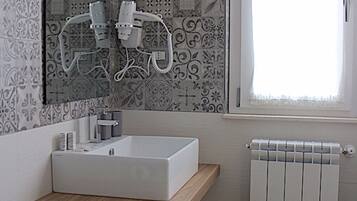 Shower, hair dryer, bidet, towels