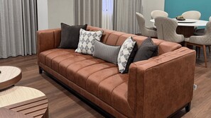 Executive suite | Een minibar, een bureau, een laptopwerkplek, gratis wifi