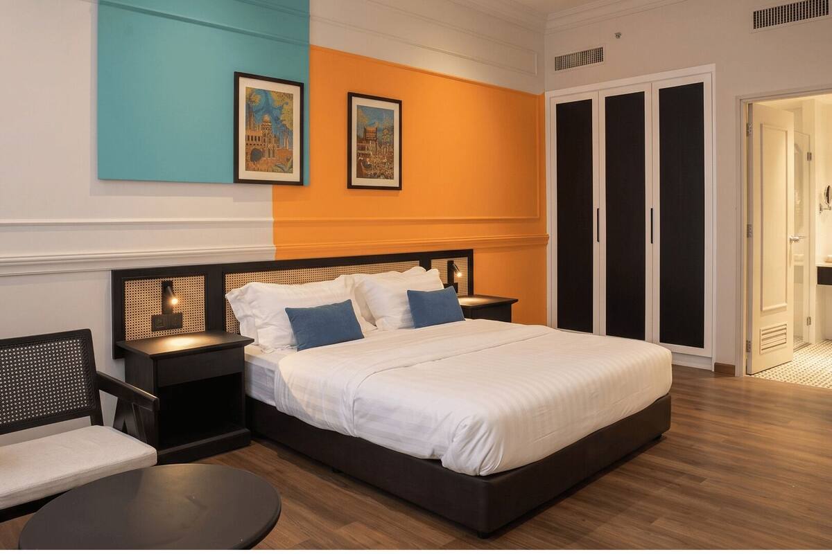 Junior suite, uitzicht op de stad | Een minibar, een bureau, een laptopwerkplek, gratis wifi