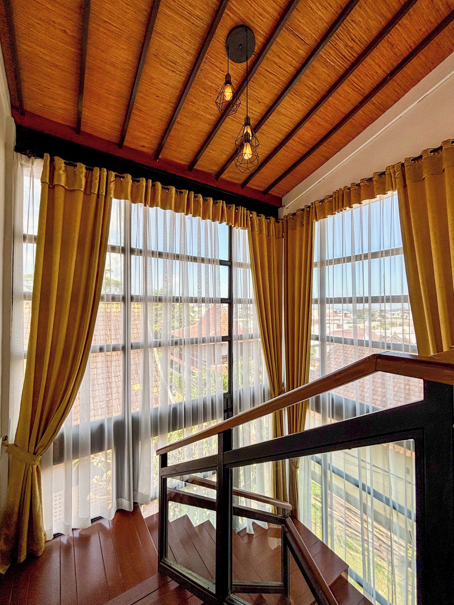 Biệt thự, quang cảnh hồ bơi | Khu phòng khách | TV LCD 32-inch có truyền hình cáp 