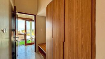 Three-Bedroom Villa | Free WiFi