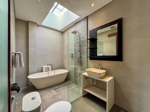 Villa, Poolblick | Badezimmer