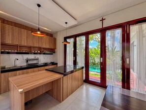 Villa, vistas a la piscina | Cocina privada | Hervidor eléctrico