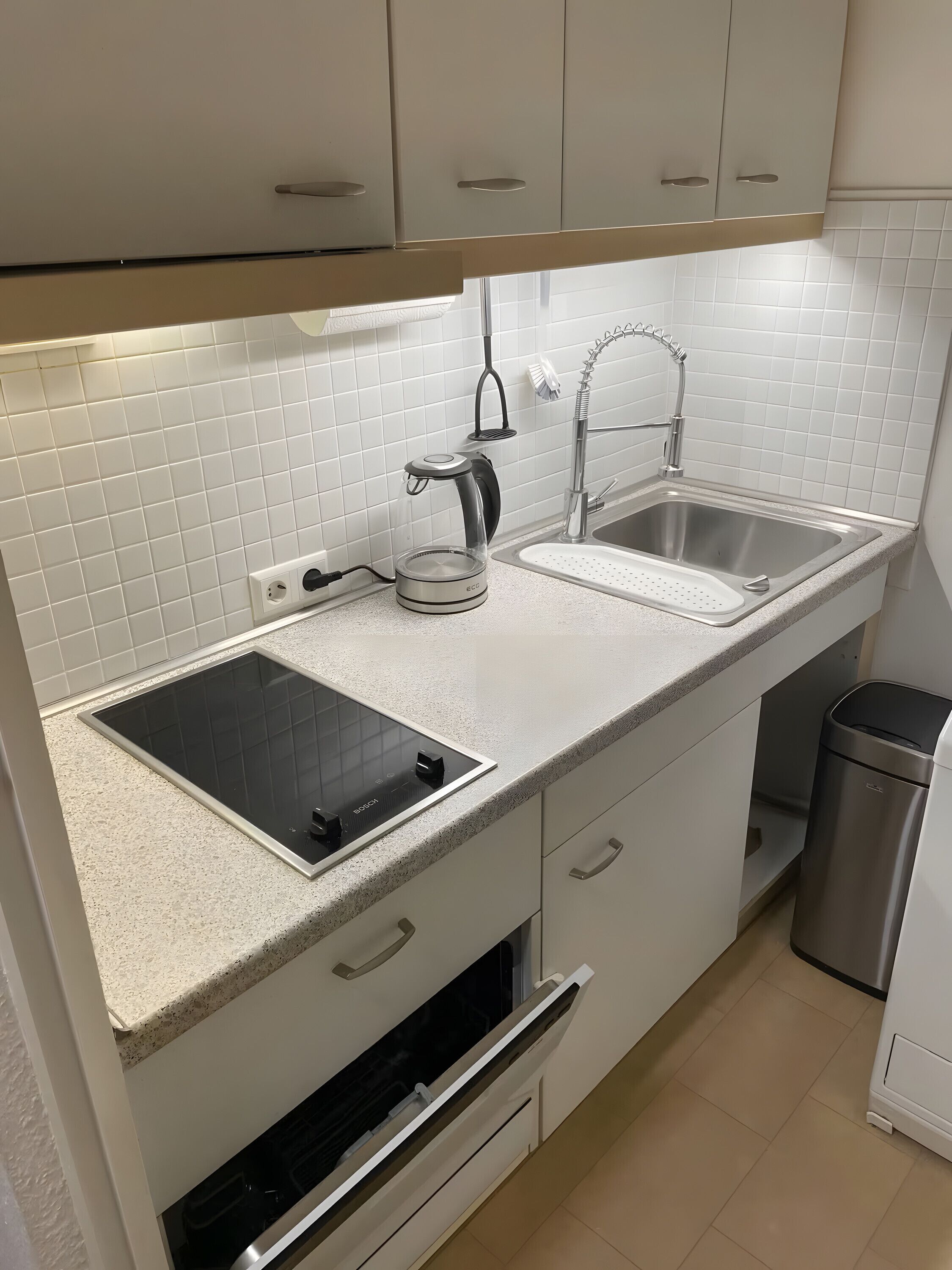 Frigorífico, microondas, horno y placa de cocina