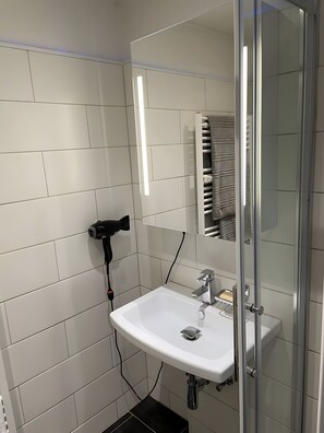 Shower, towels
