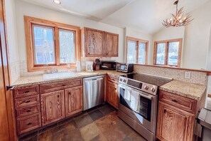 Kjøleskap, mikrobølgeovn, oppvaskmaskin og kaffetrakter/tekoker