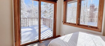 New! Convenient 2br/1b Private Guesthouse, Walk to Slopes and Gondola