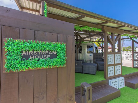 Exterior. AIR STREAM HOUSE AMESOKO