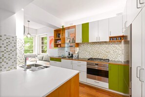 Kühlschrank, Mikrowelle, Ofen, Herdplatte