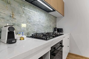 Cafetera y tetera, refrigerador, microondas y horno 