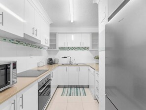 Frigorífico, microondas, horno y placa de cocina