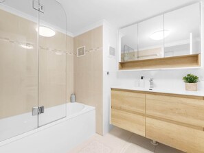 Shower, hair dryer, towels